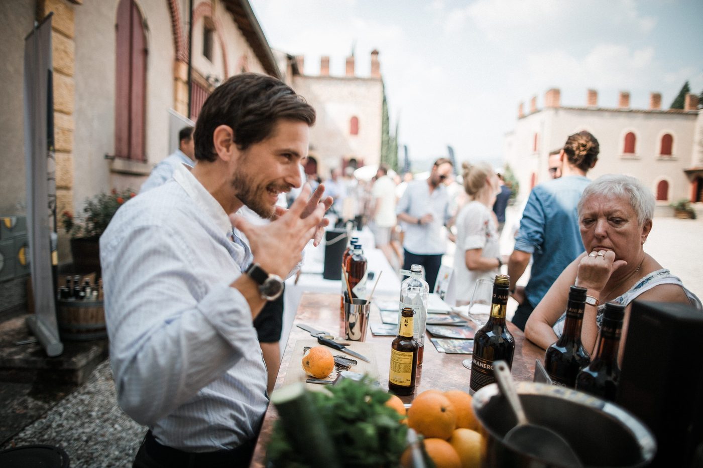 Barkeeper im Gespraech beim Senti Vini Sommerfest 2017 nahe Verona