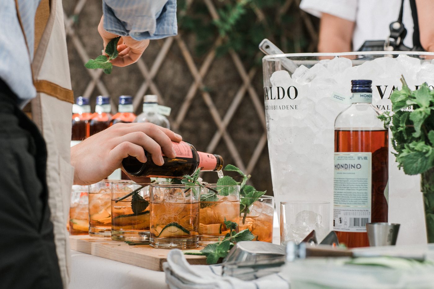 Barkeeper bereitet Cocktails mit Mondino Amaro beim Senti Vini Sommerfest 2017 zu