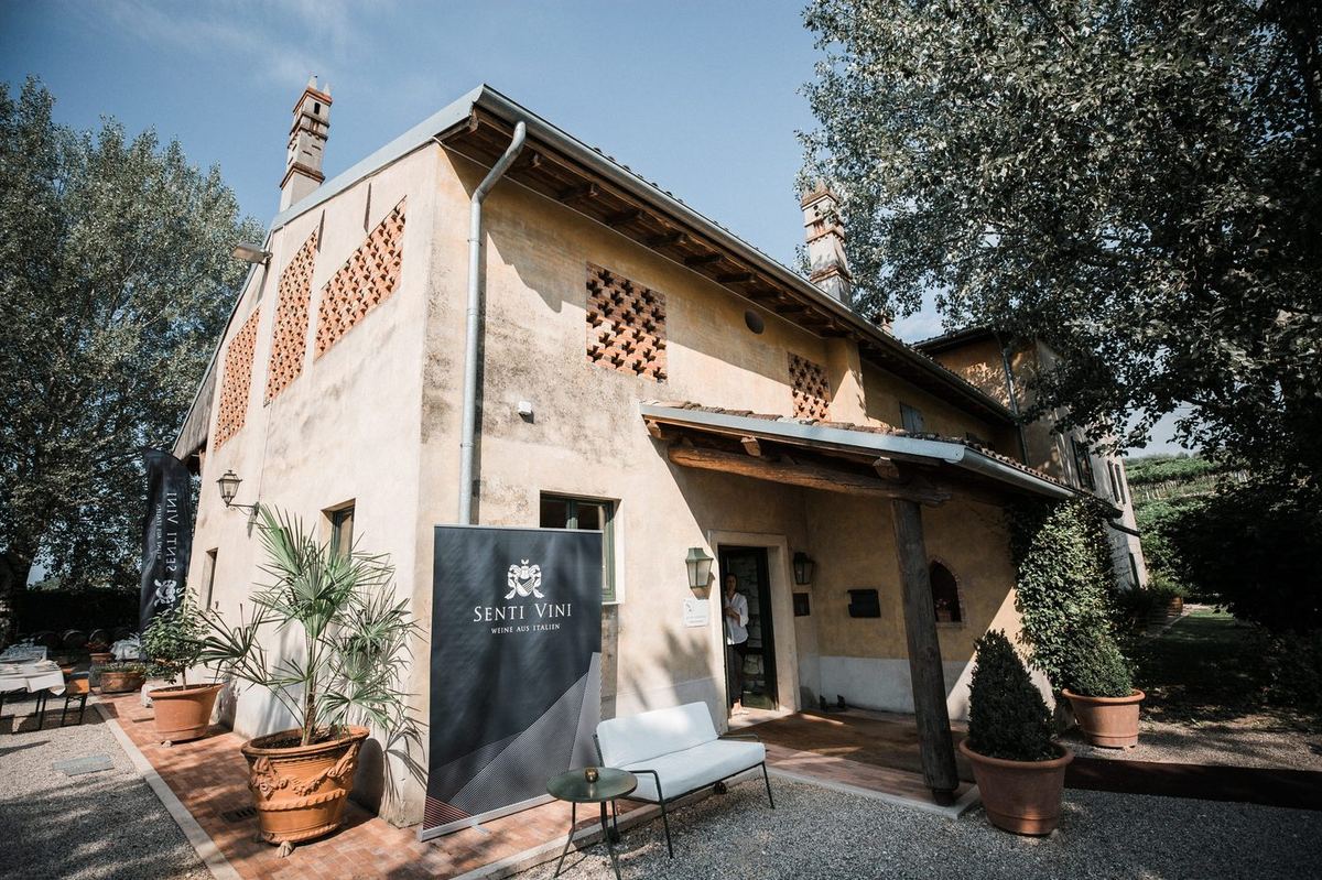 Eingang des Weinguts mit Senti Vini Banner beim Sommerfest 2017 in Italien