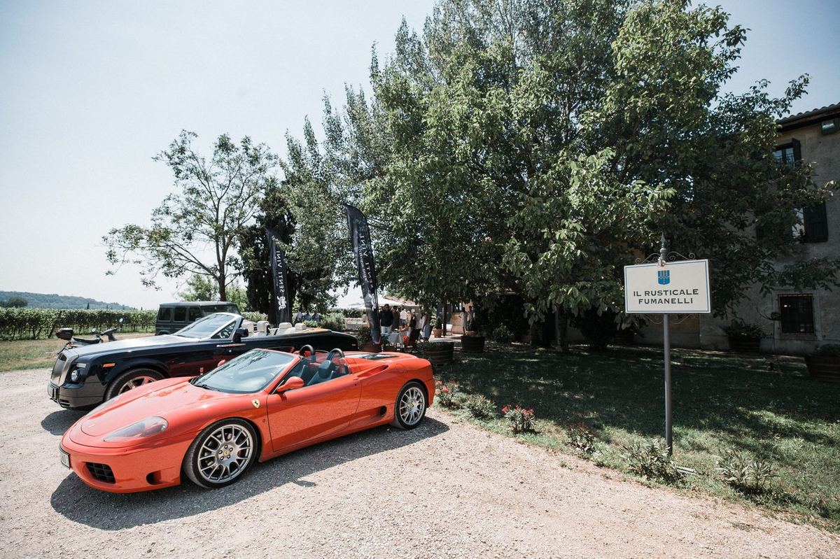 Ferrari und Rolls-Royce vor dem Weingut Il Rusticale Fumanelli beim Senti Vini Sommerfest 2017