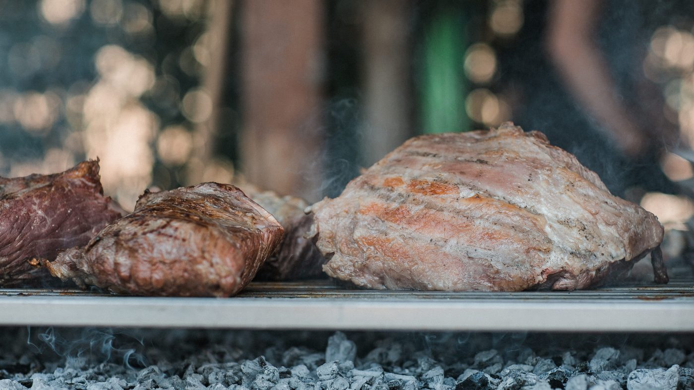 Fleisch auf Holzkohlengrill beim Senti Vini Sommerfest 2017 am Gardasee