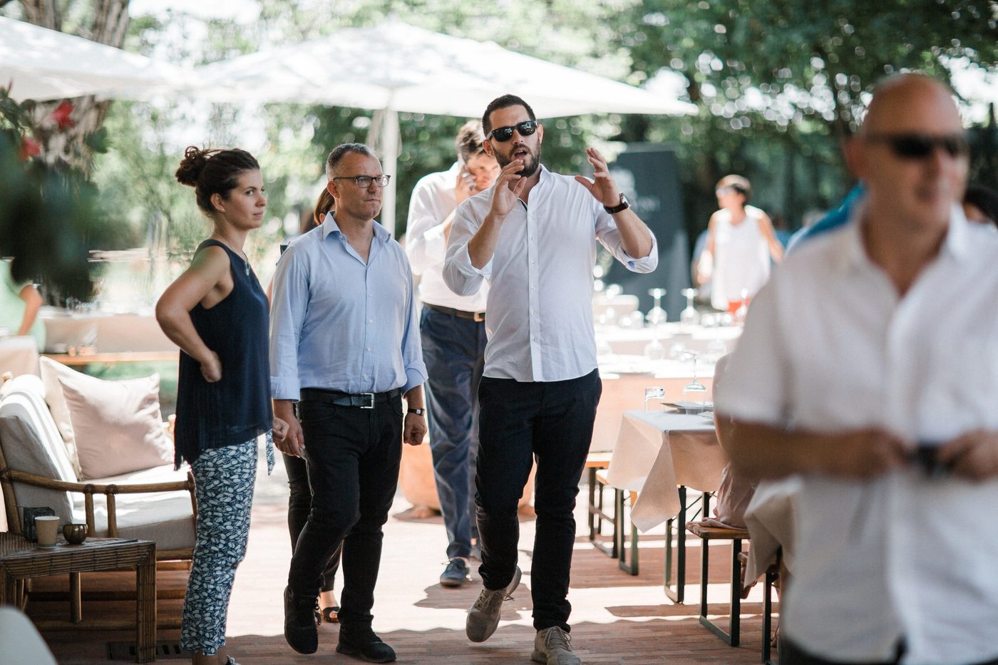 Gaeste beim Senti Vini Sommerfest 2017 beim Gespraech auf der Terrasse des Weinguts