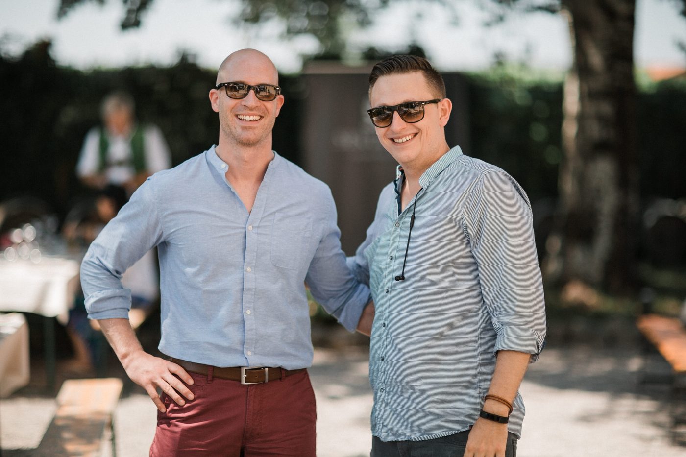 Zwei Gaeste des Senti Vini Sommerfests 2017 im Sonnenlicht am Weingut