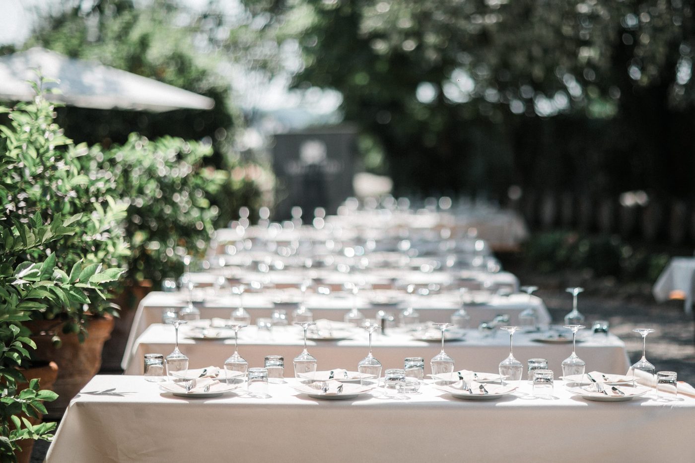 Gedeckte Tische unter freiem Himmel beim Senti Vini Sommerfest 2017 in Verona
