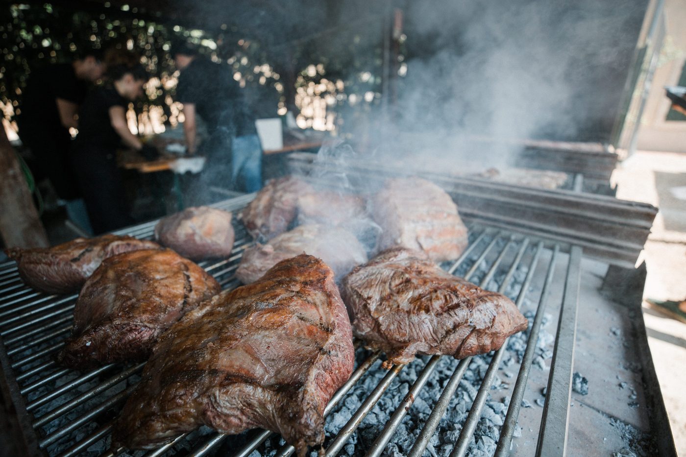 Steaks und Fleisch auf dem Grill mit Rauch beim Senti Vini Sommerfest 2017 in Italien