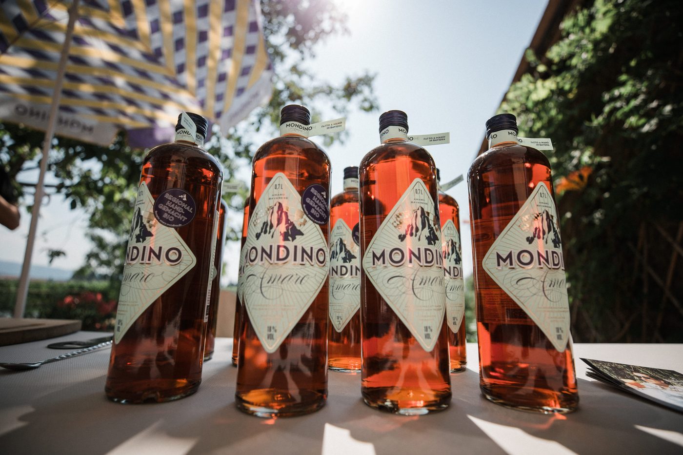 Mondino Amaro Flaschen auf dem Tisch beim Senti Vini Sommerfest 2017 in Italien