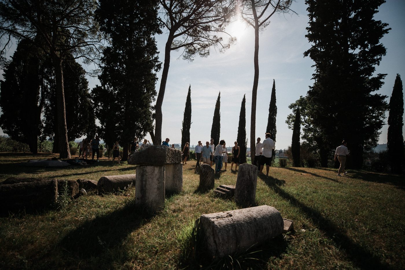 Gaeste spazieren durch die Parkanlage mit Zypressen beim Senti Vini Sommerfest 2017 nahe Verona
