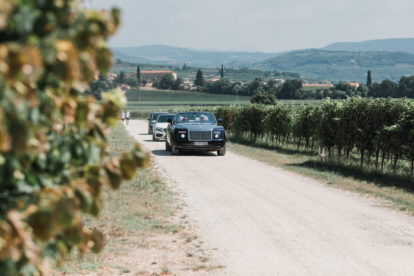 Rolls-Royce Cabrio faehrt durch die Weinberge zur Ankunft beim Senti Vini Sommerfest 2017