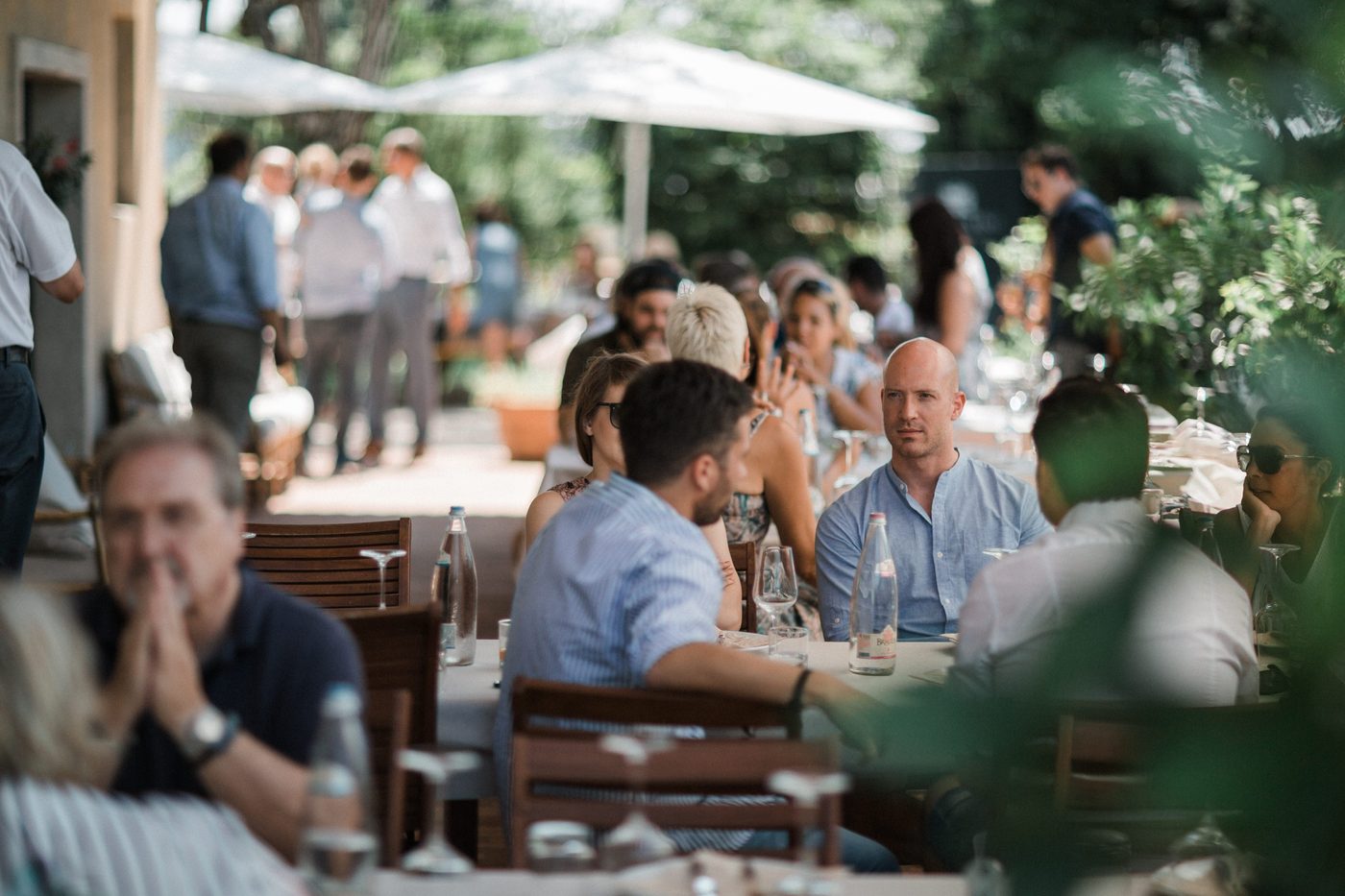 Gaeste beim gemeinsamen Mittagessen an der langen Tafel beim Senti Vini Sommerfest 2017