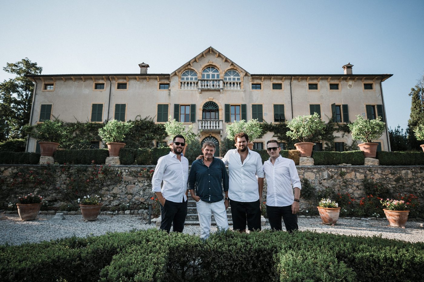 Teamfoto vor der Villa beim Senti Vini Sommerfest 2017 in der Naehe von Verona