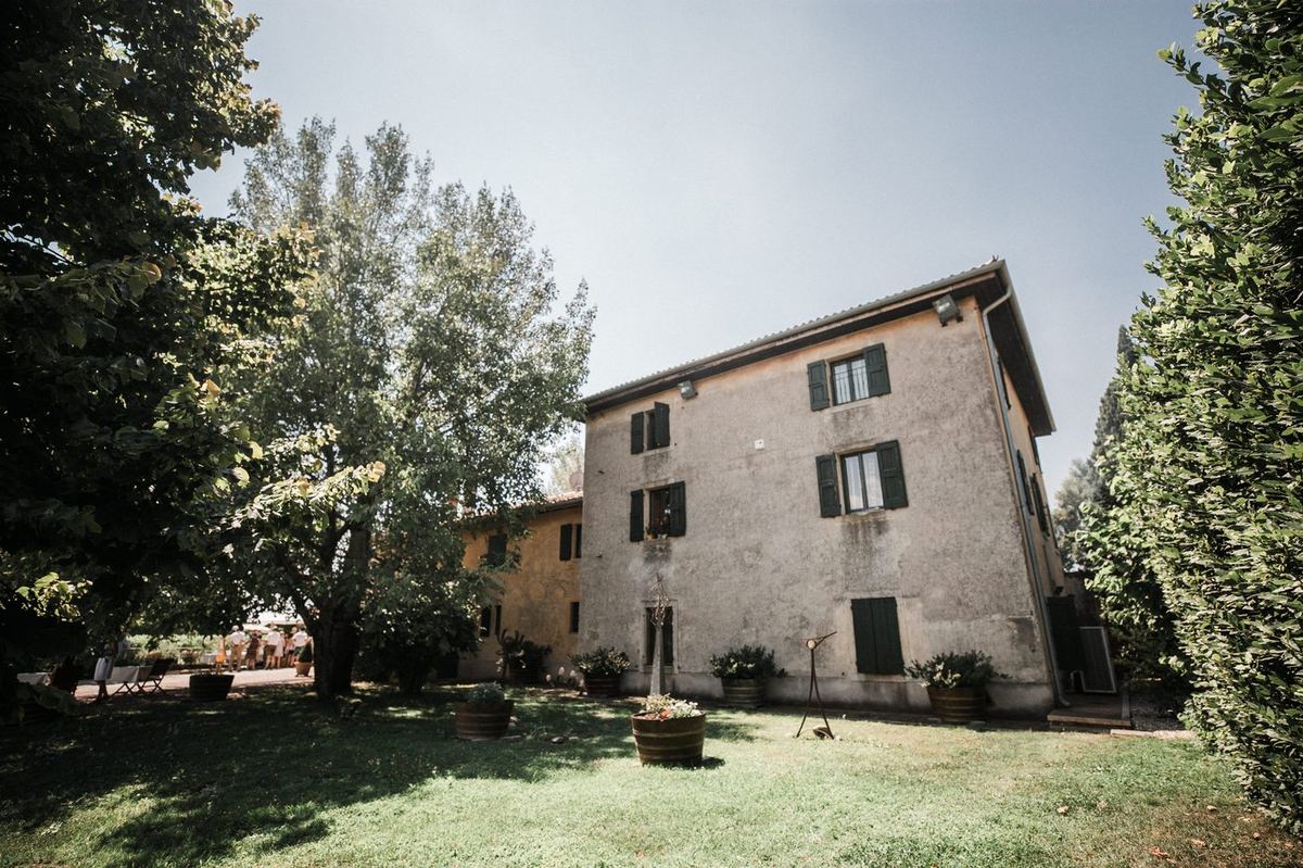 Gebaeude und Garten des Weinguts Il Rusticale Fumanelli beim Senti Vini Sommerfest 2017