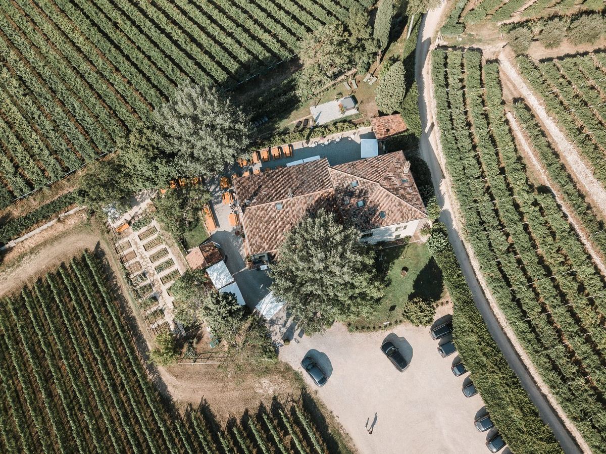 Drohnenaufnahme des Weinguts Il Rusticale Fumanelli inmitten der Weinberge nahe Verona