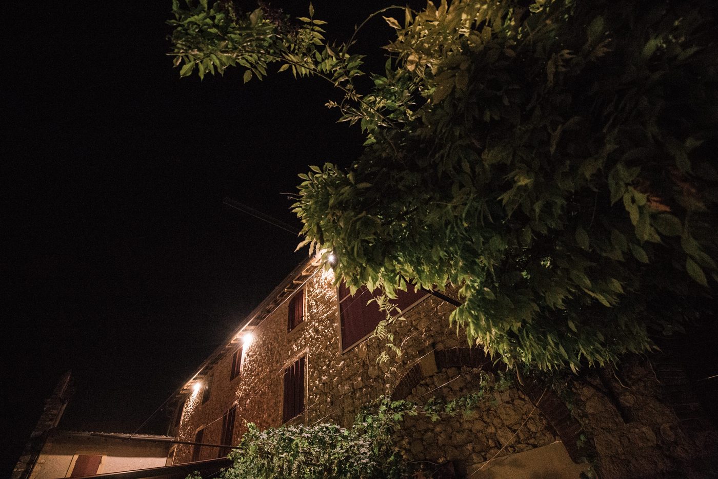 Nachtaufnahme des beleuchteten Weinguts beim Senti Vini Sommerfest 2017 in Italien
