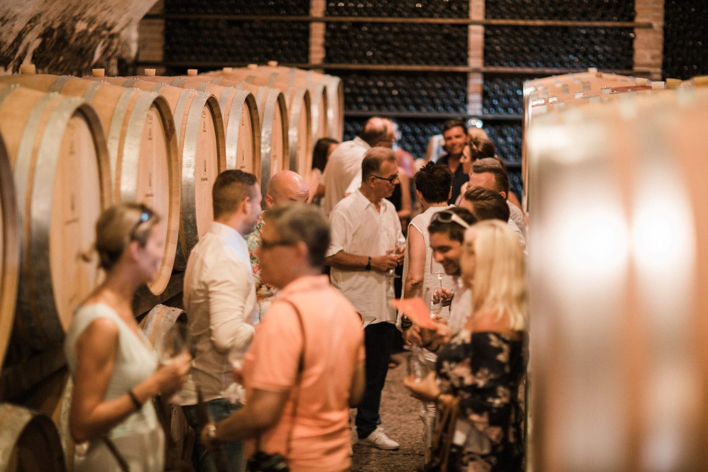 Gaeste bei der Weinverkostung im Weinkeller mit Barriques beim Senti Vini Sommerfest 2017