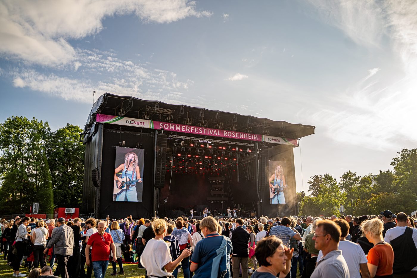 Sommerfestival Rosenheim Bühne am Nachmittag mit Besuchern