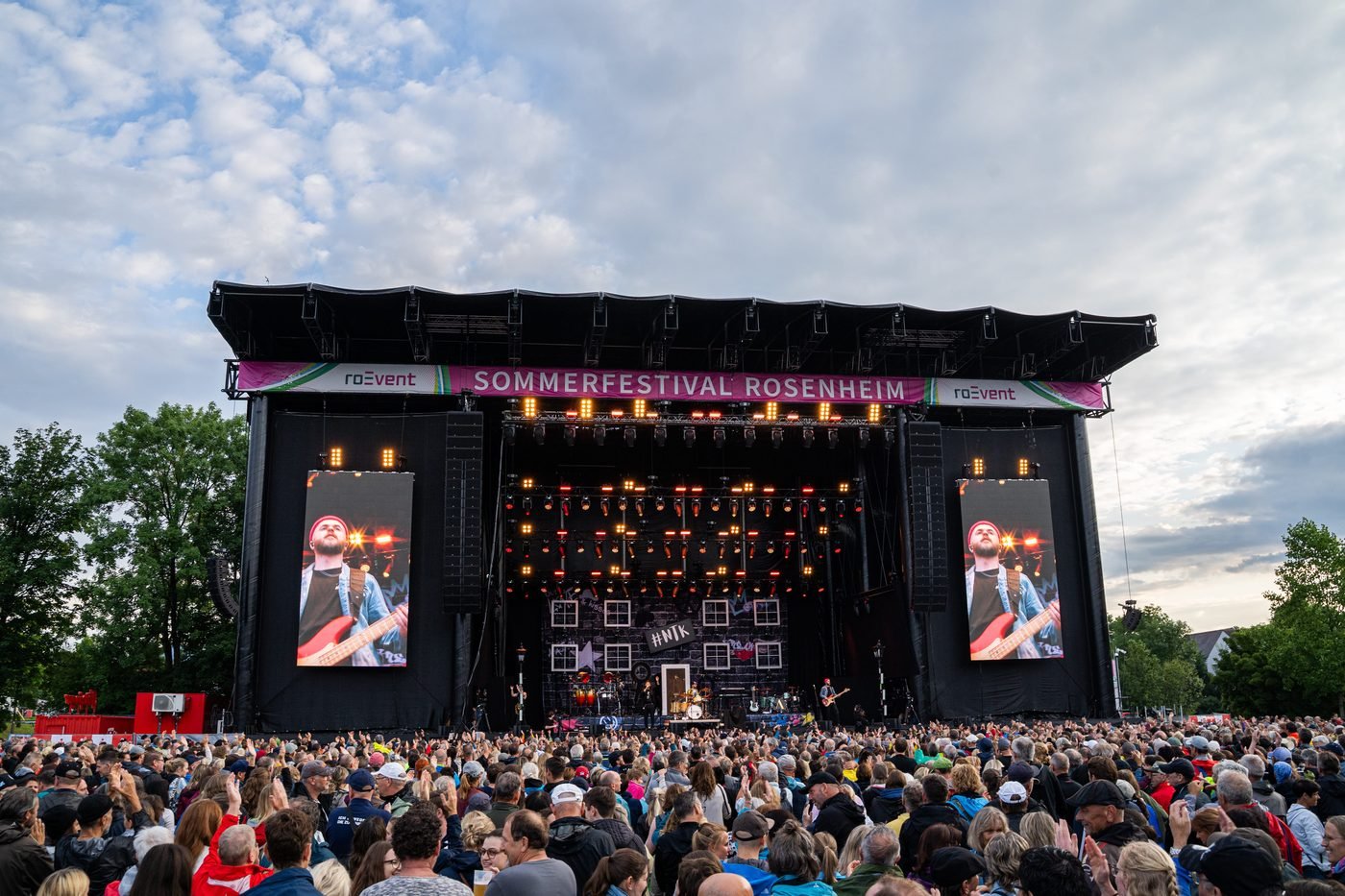 Hauptbuehne des Sommerfestival Rosenheim mit Publikum am Tag, Eventfotografie Stephan Franz