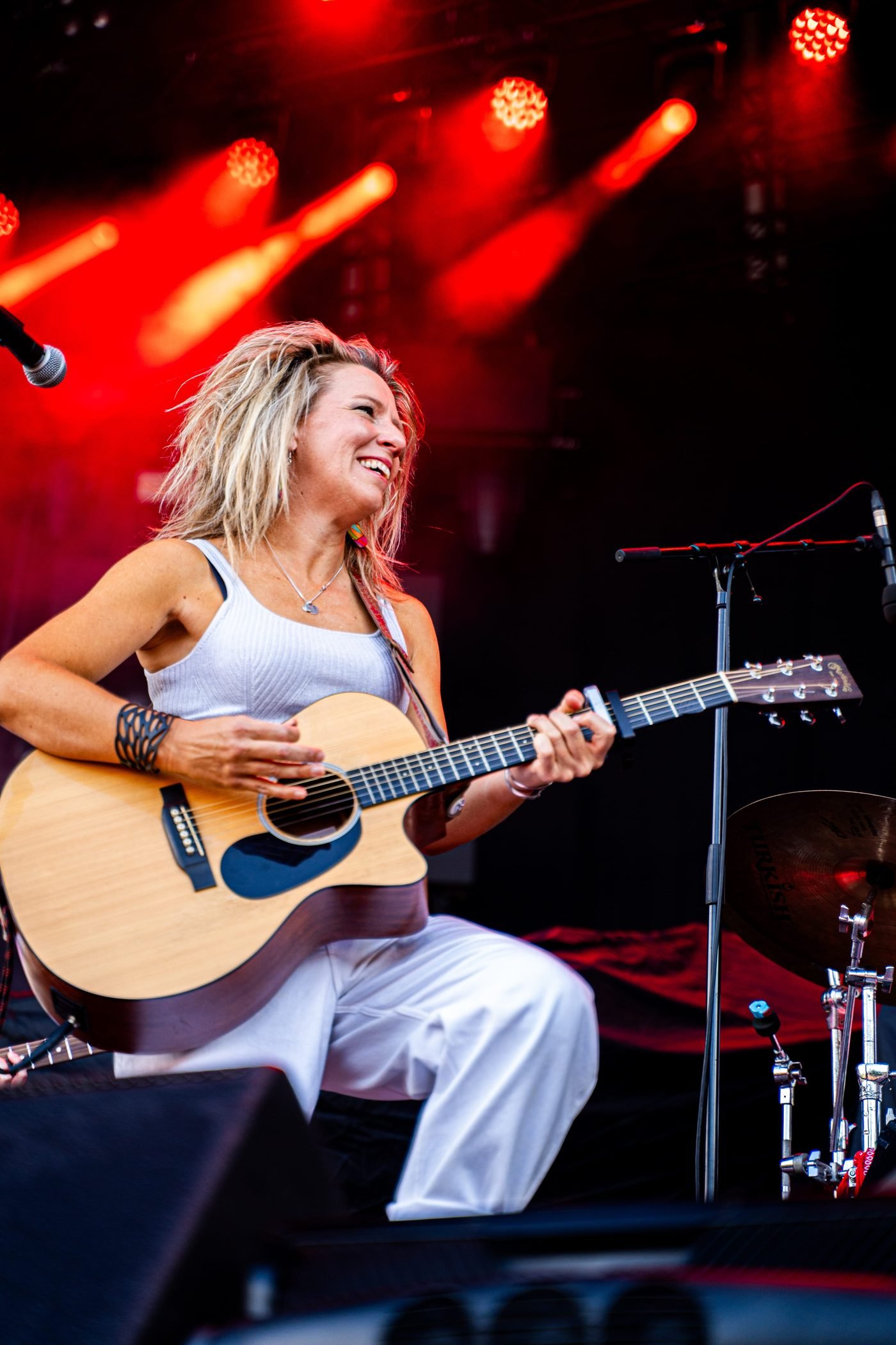 Musikerin mit Akustikgitarre beim Sommerfestival Rosenheim