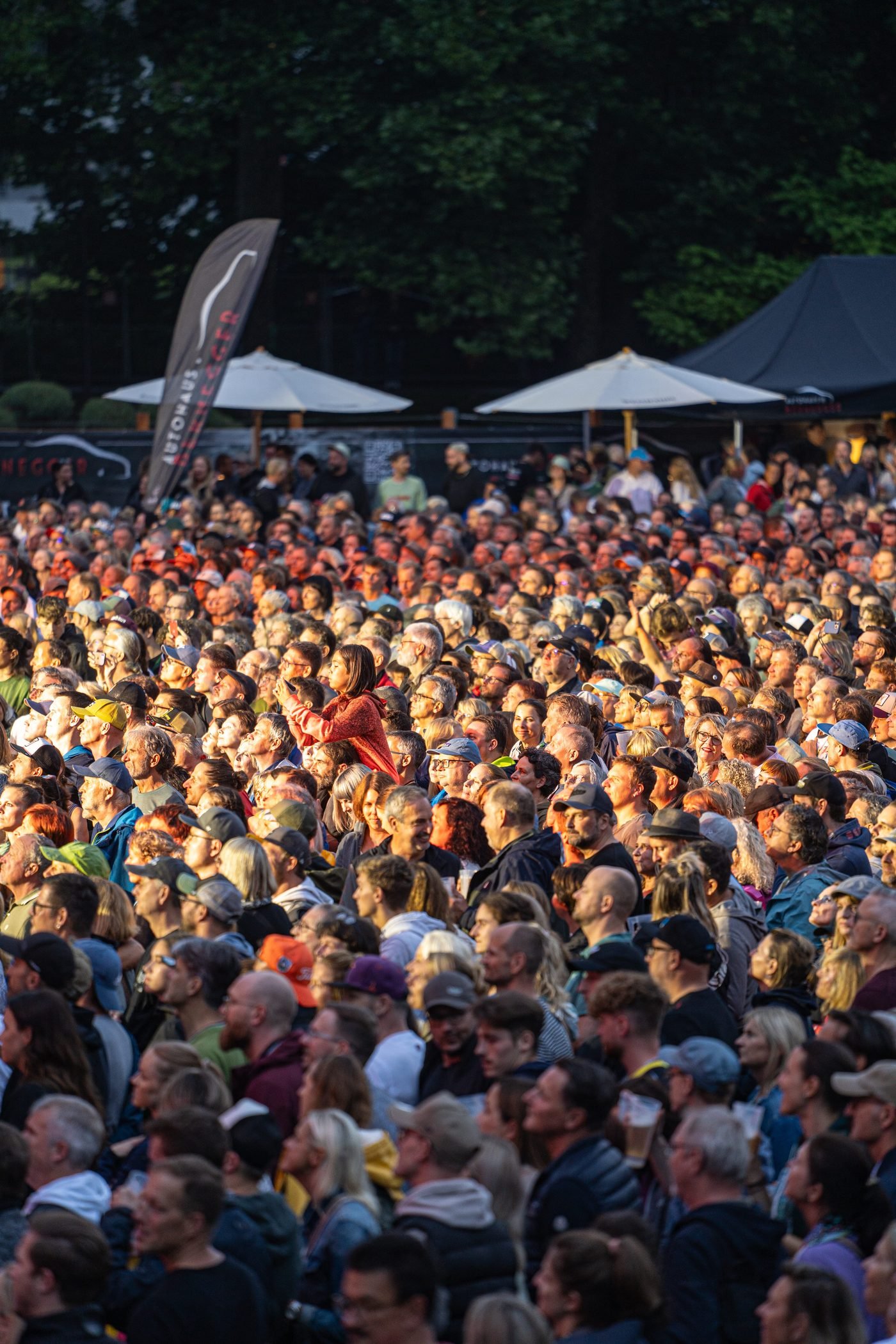 Festivalbesucher im Sonnenlicht beim Sommerfestival Rosenheim Eventfotografie