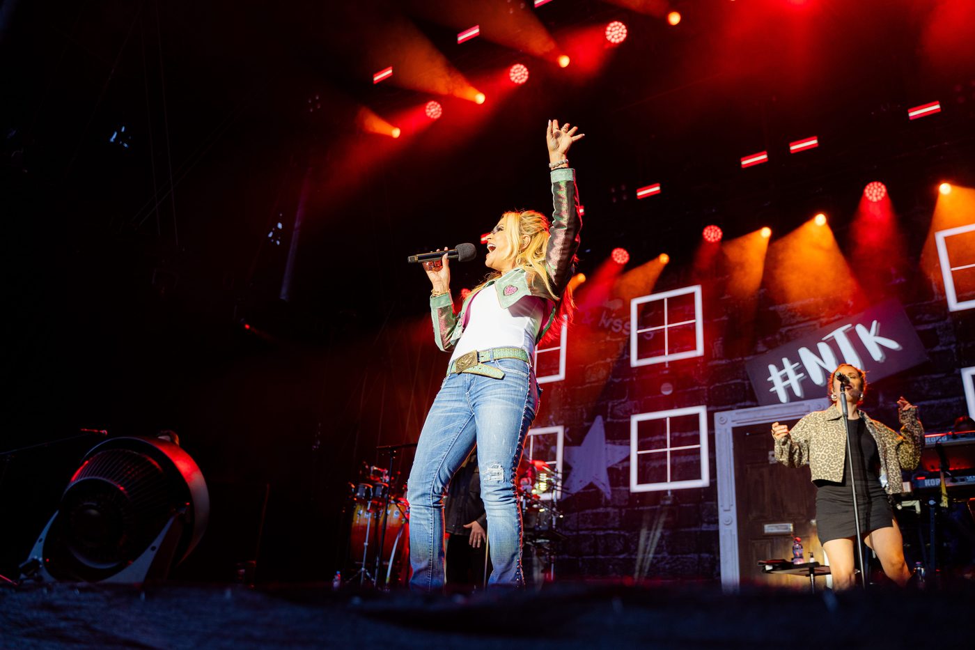 Buehnenshow bei Nacht Sommerfestival Rosenheim 2026 Eventfotografie
