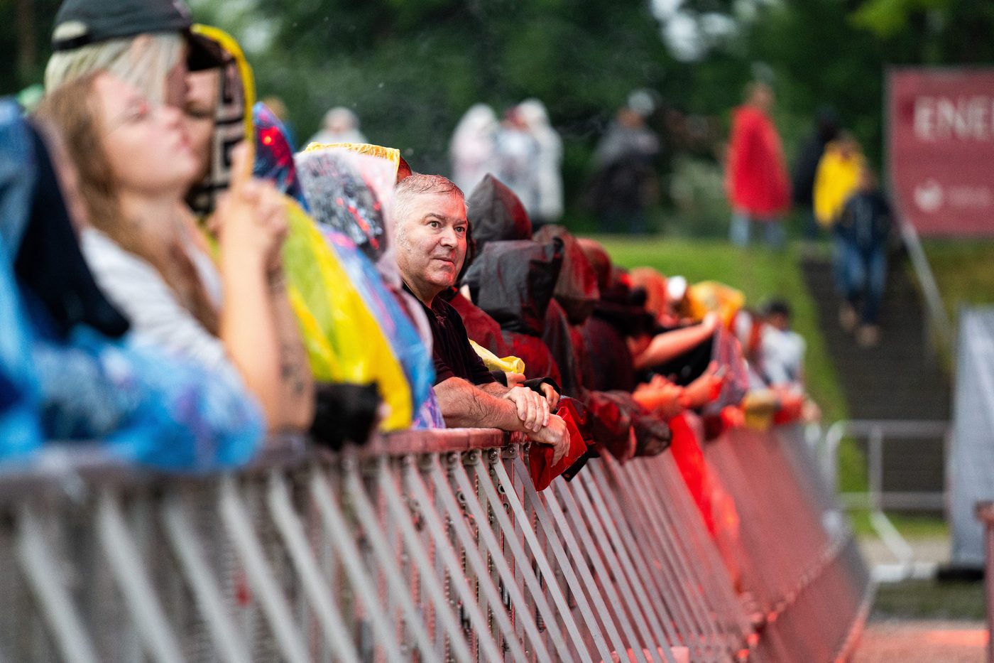 Festivalbesucher an Absperrung beim Sommerfestival Rosenheim 2026