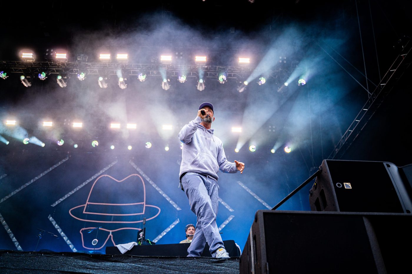 Das Bo auf der Buehne mit Nebel und blauem Licht Sommerfestival Rosenheim 2026