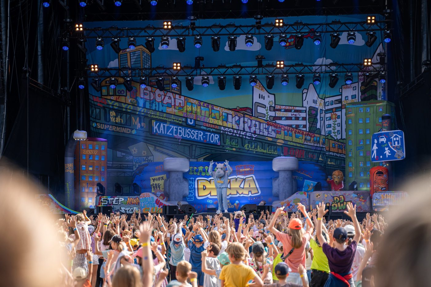 DJ Ka Buehnenshow beim Sommerfestival Rosenheim 2026 mit jubelndem Publikum