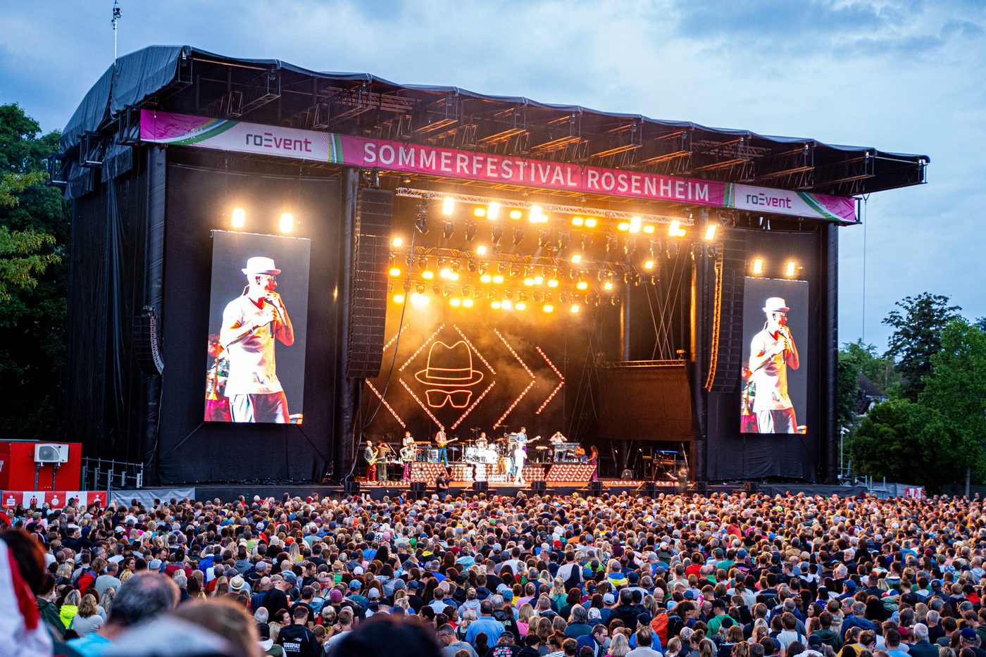 Sommerfestival Rosenheim 2026 Hauptbuehne am Abend mit Menschenmenge