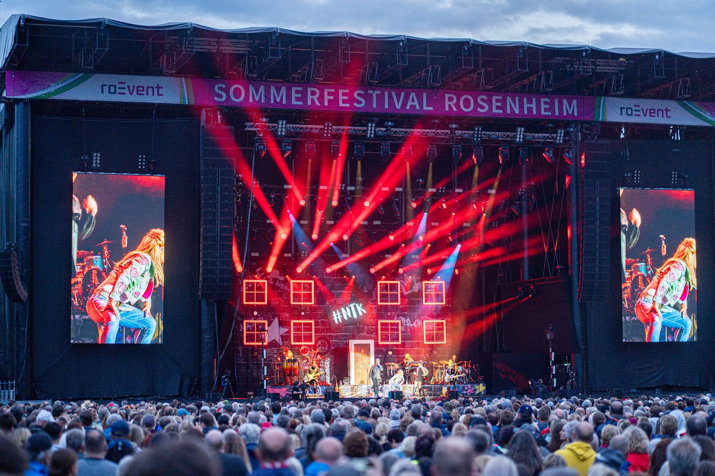 Sommerfestival Rosenheim 2026 Hauptbuehne mit roter Lichtshow und Publikum