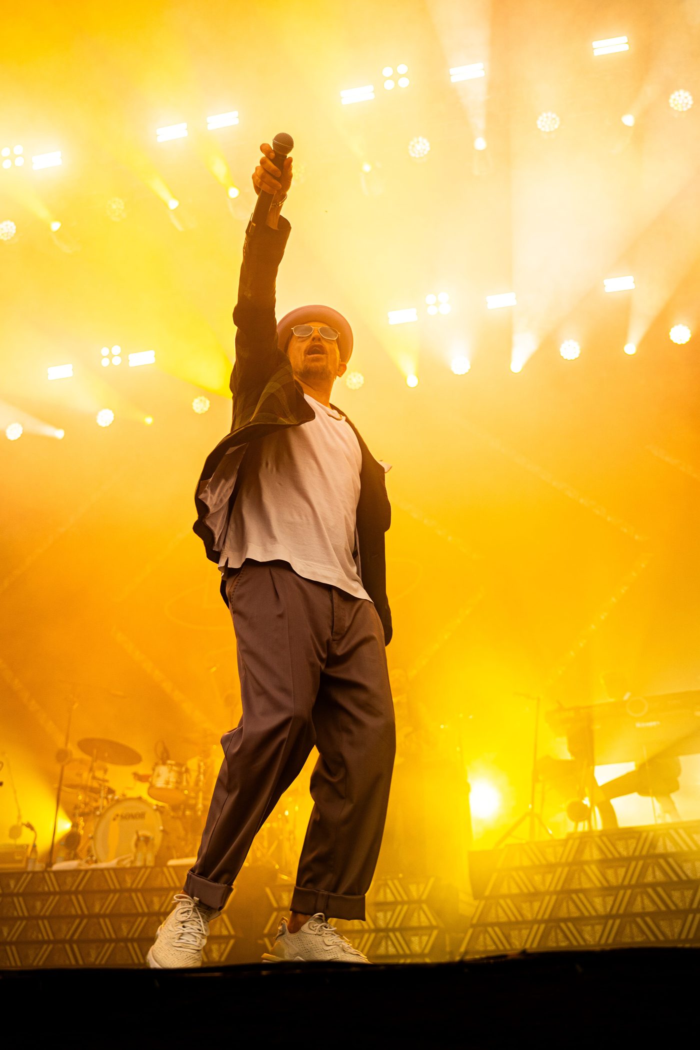 Jan Delay live mit gelbem Buehnen licht beim Sommerfestival Rosenheim 2026