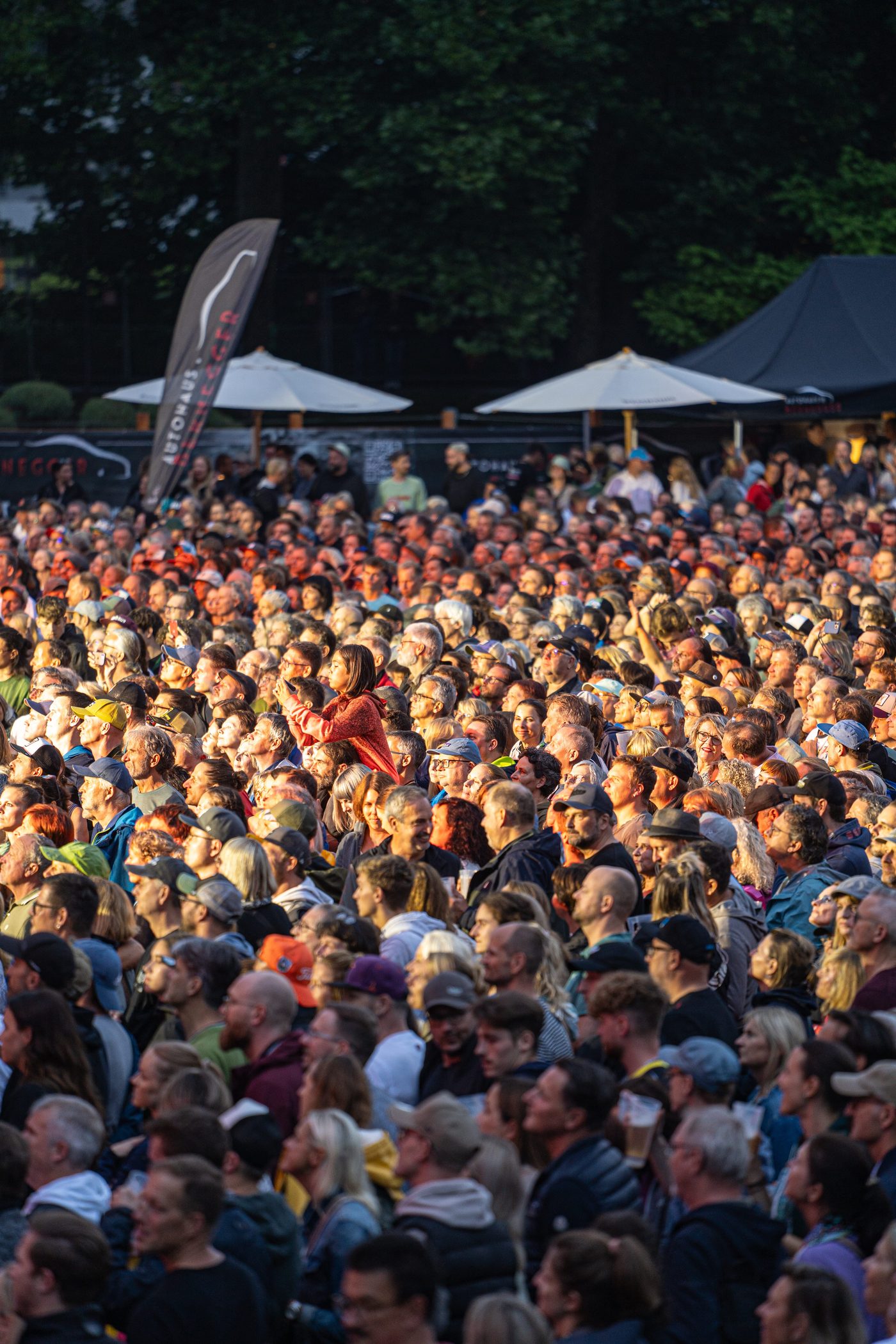 Festivalbesucher im Sonnenlicht beim Sommerfestival Rosenheim 2026 Eventfotografie