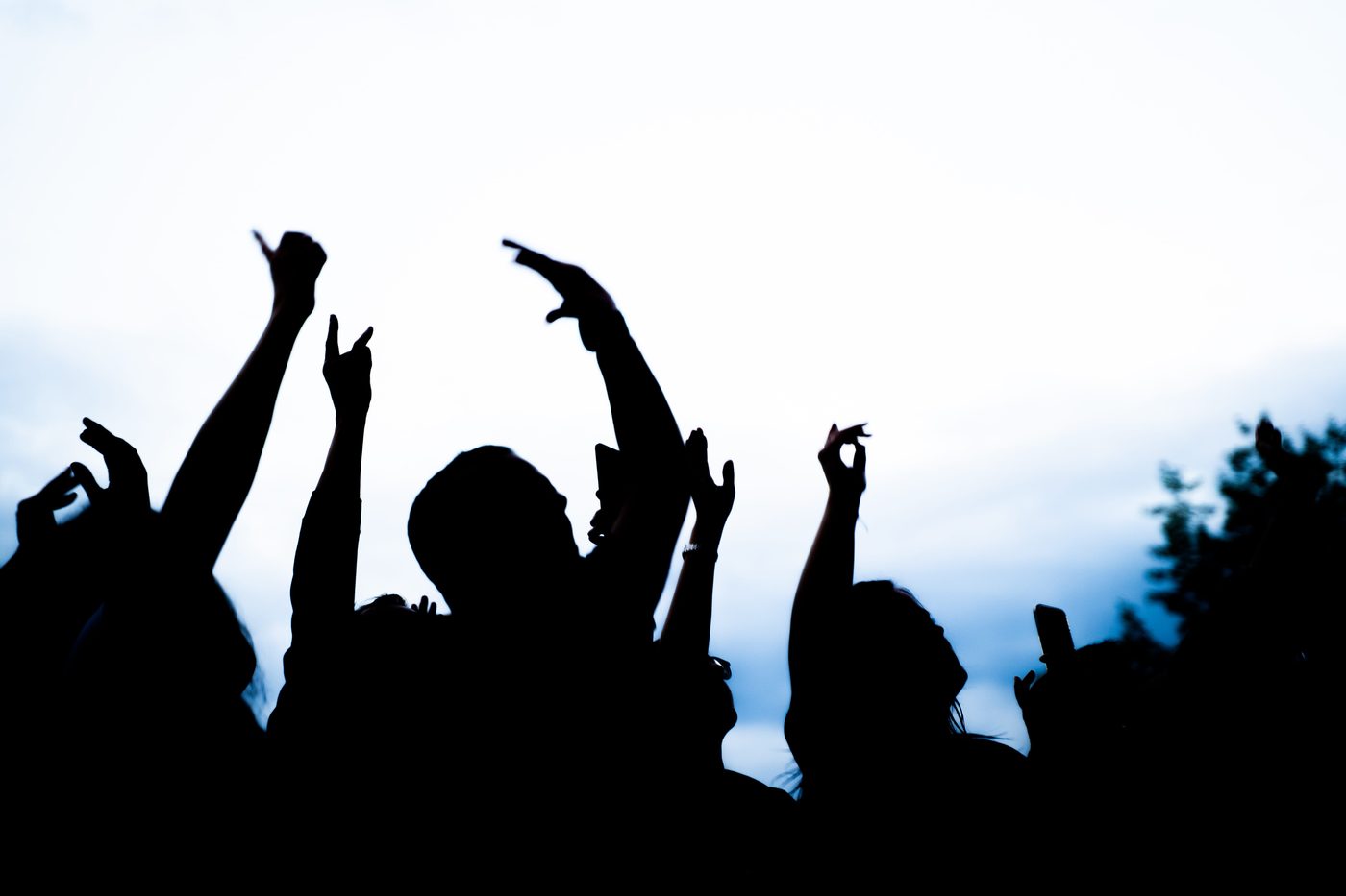 Publikum Silhouetten mit erhobenen Haenden beim Sommerfestival Rosenheim 2026