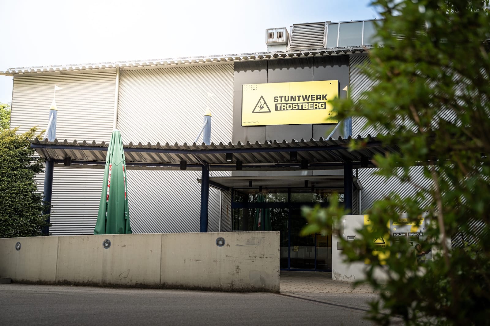 Außenansicht des Stuntwerk Trostberg – Eingangsbereich der Sport- und Freizeitanlage
