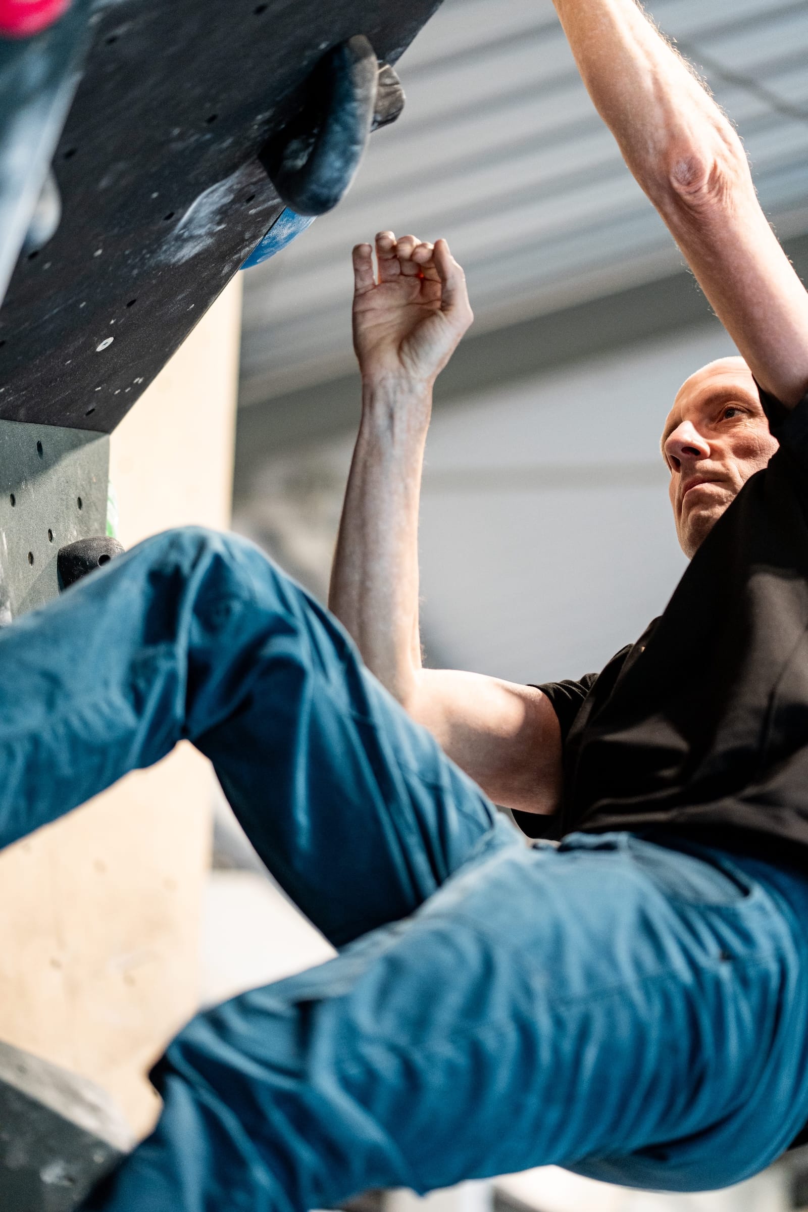 Boulderer an der Kletterwand im Stuntwerk Trostberg