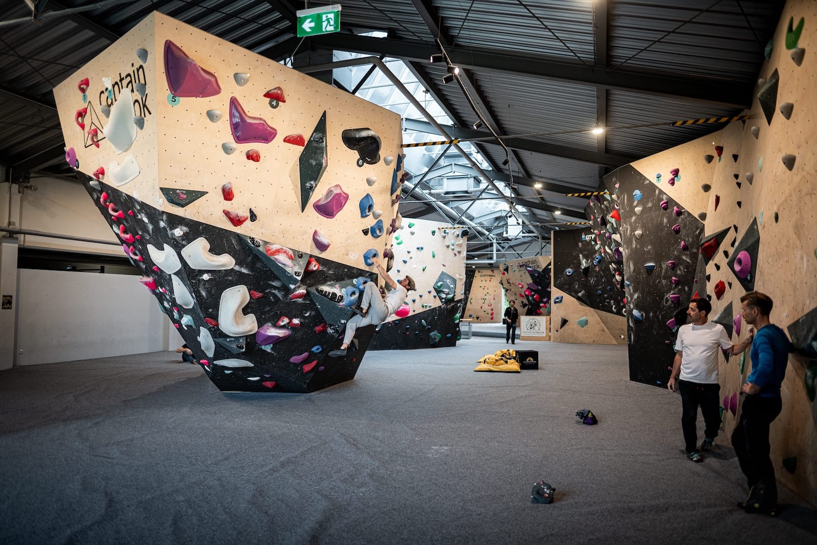 Boulderbereich 1. Stock im Stuntwerk Trostberg – Übersicht der Kletterwände