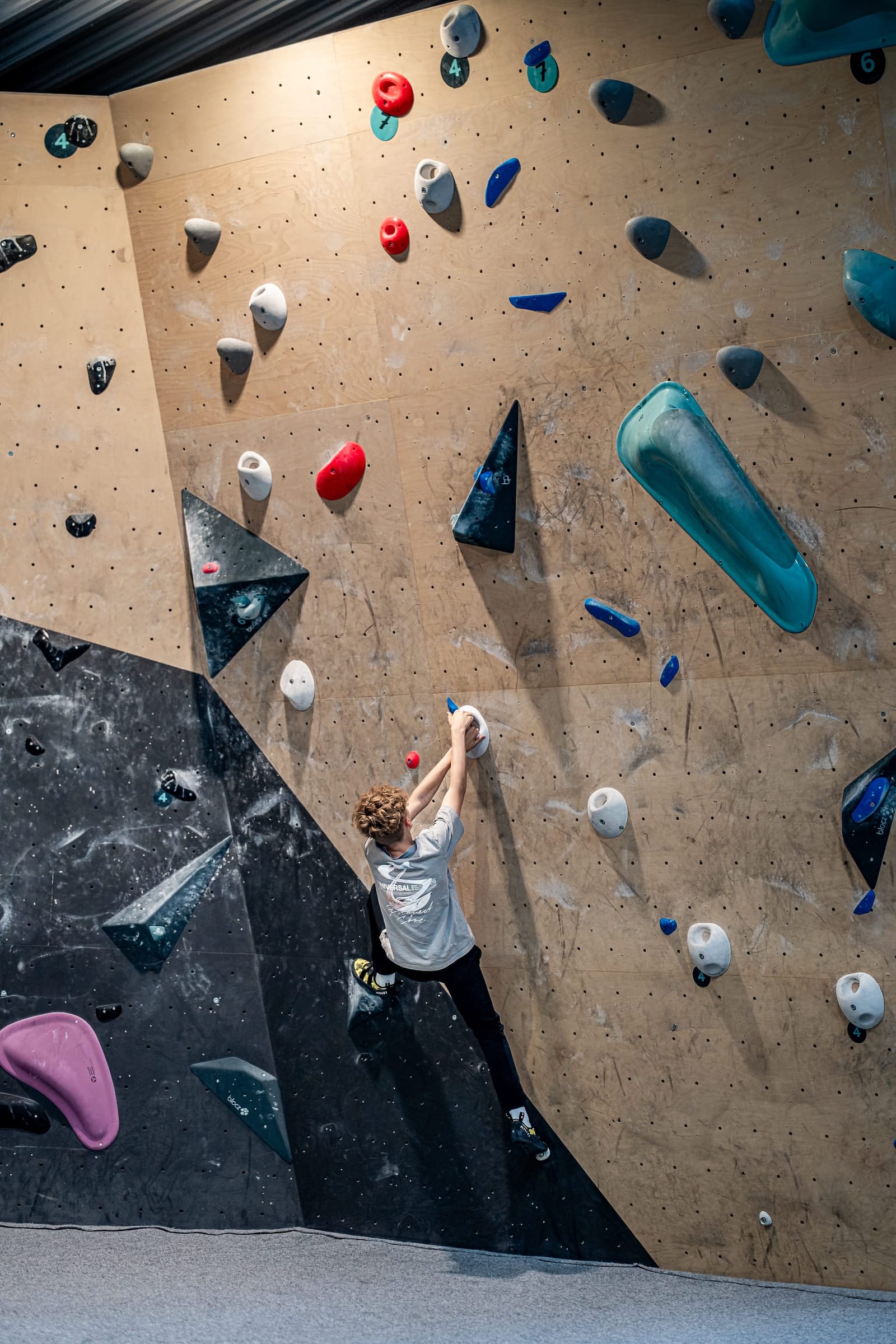 Boulderer an der Wand im Stuntwerk Trostberg – natürliches Licht