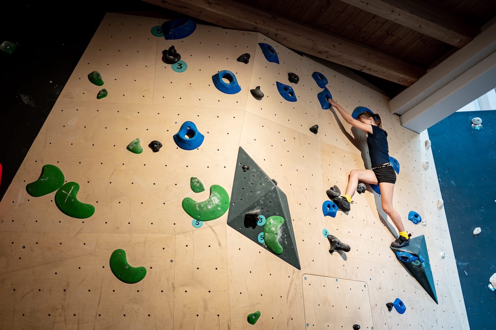 Kinder beim Bouldern im Stuntwerk Trostberg – Kinderbereich