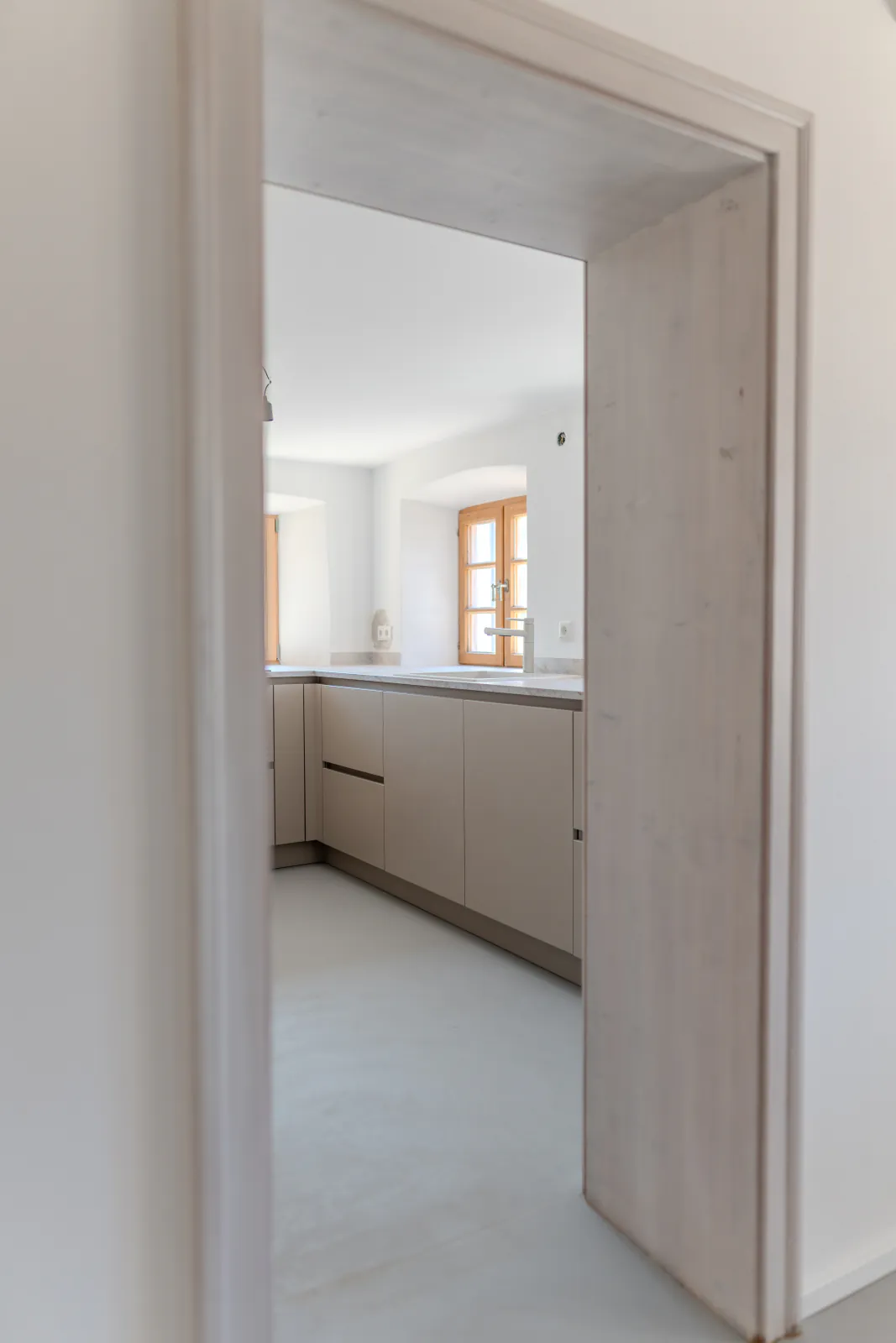 Durchgang vom Flur in die Küche im renovierten Baudenkmal