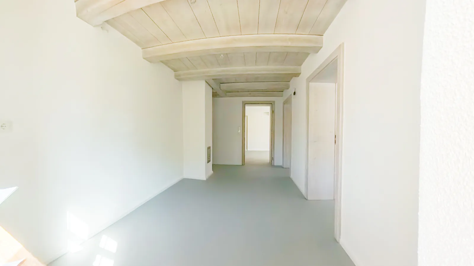 Flur mit sichtbarer Holzbalkendecke im denkmalgeschützten Haus