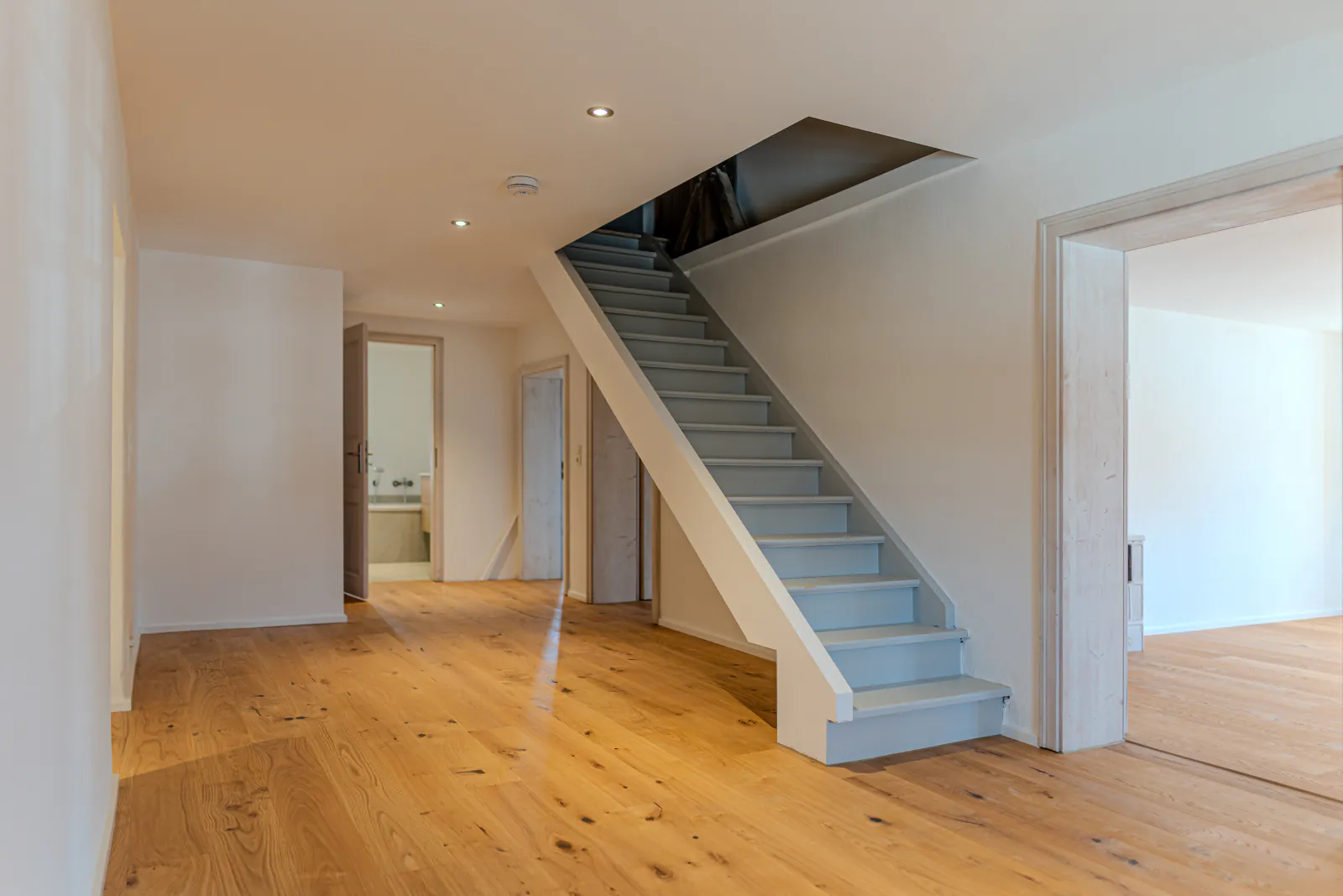 Flur mit Treppe und hellem Eichenparkett im renovierten Haus in Weikering