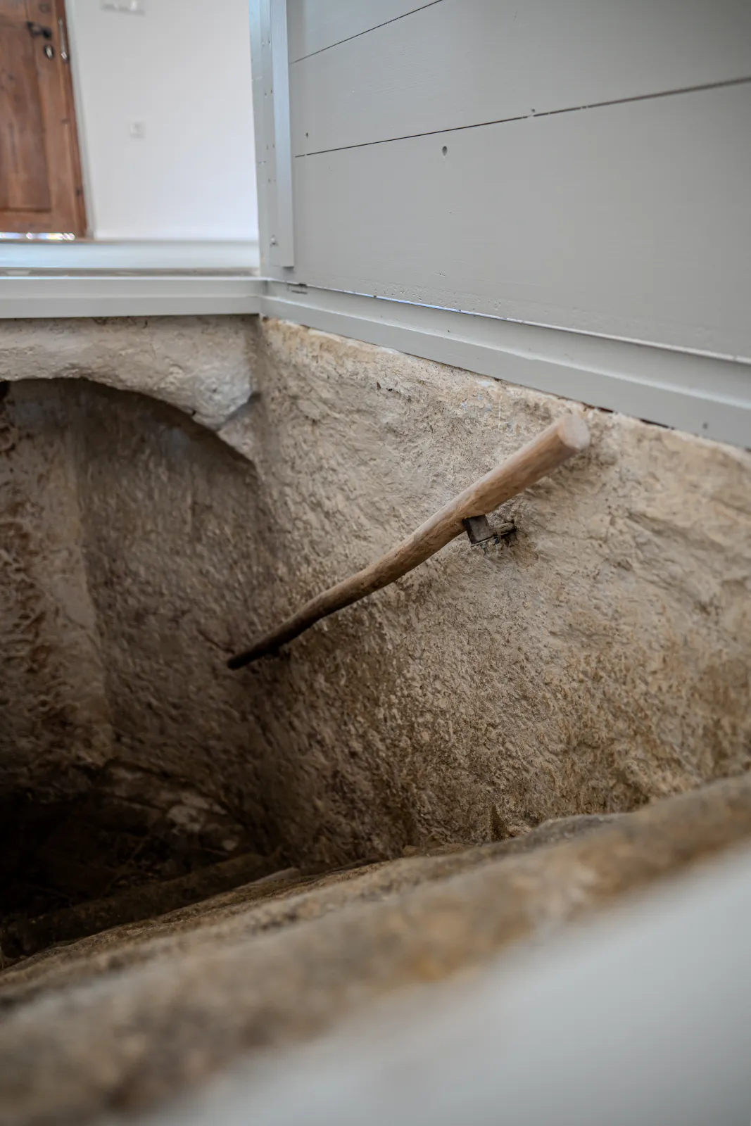 Gewölbekeller aus Naturstein mit Holzhandlauf
