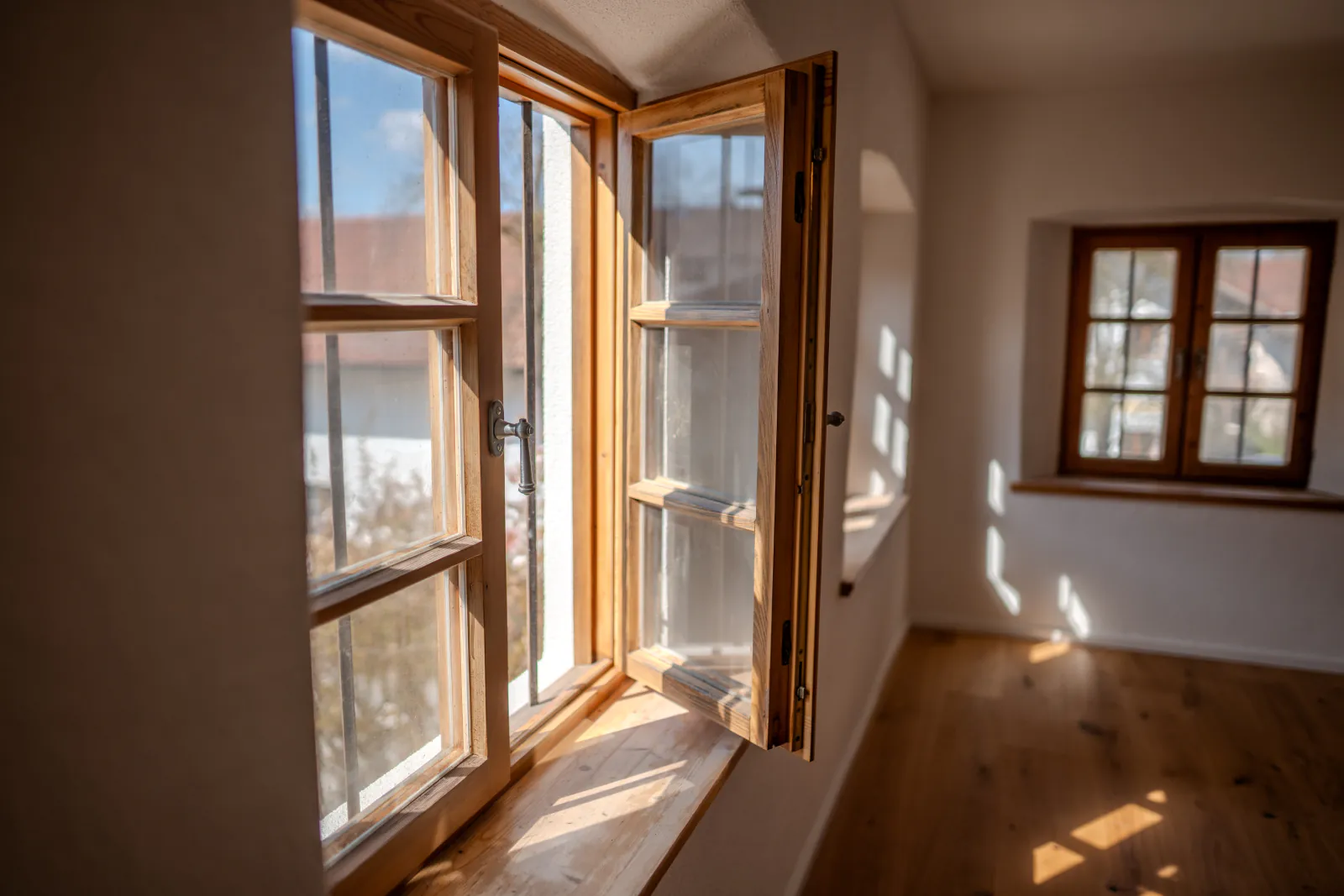 Geöffnete Holzfenster mit Blick ins Grüne, Eichenboden im Denkmal