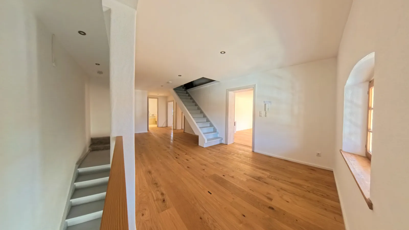 Offener Grundriss mit Treppe und Parkett im Obergeschoss
