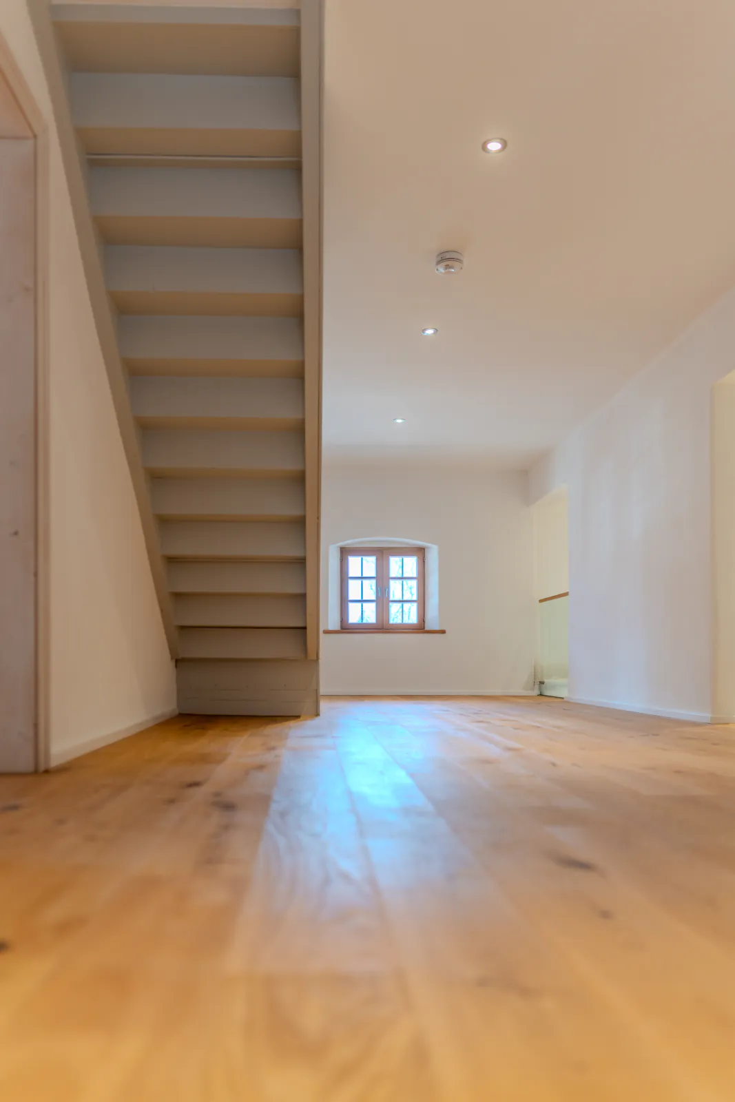 Treppe ins Dachgeschoss mit Holzstufen