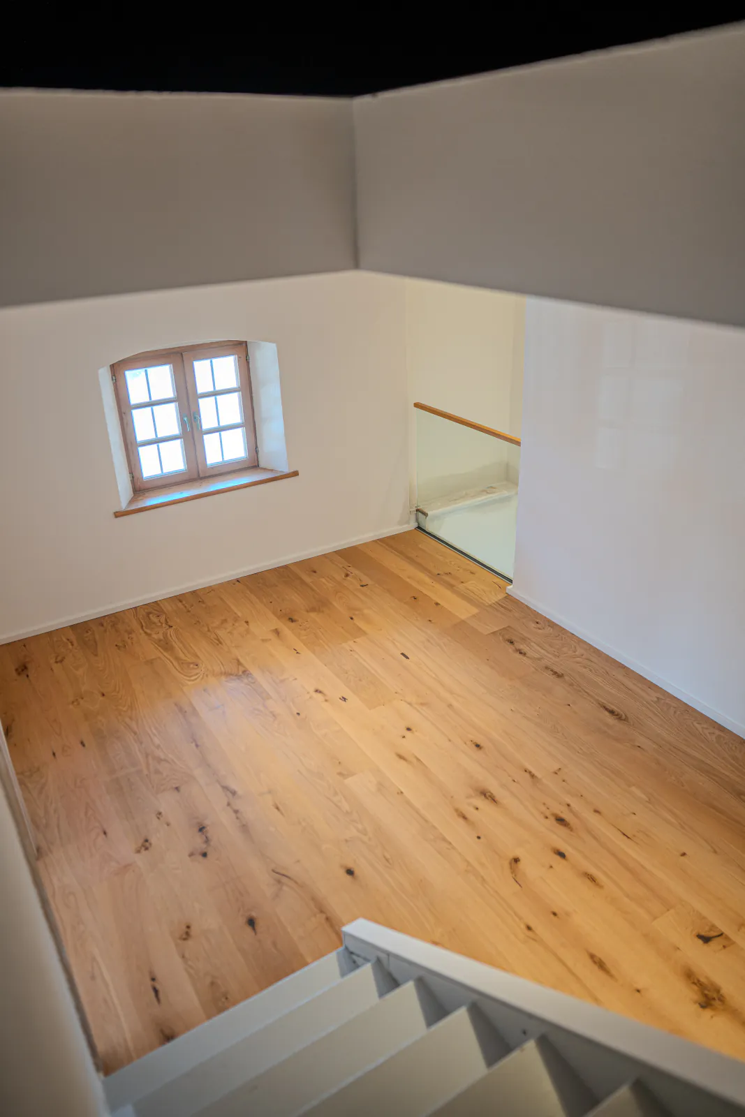 Zimmer mit Blick auf die Treppe und Parkettboden