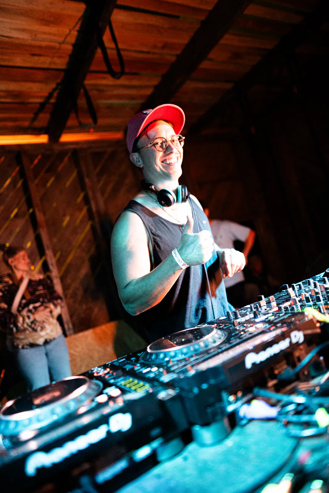 DJ mit roter Cap legt nachts an der Hauptbühne auf