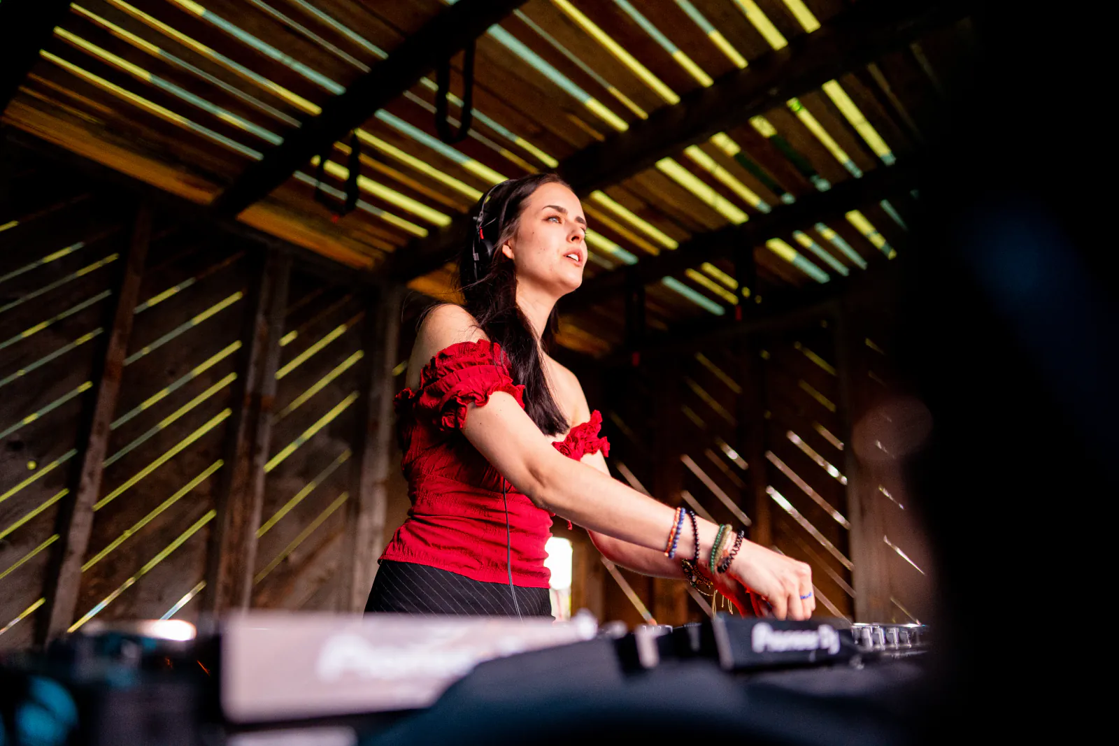 DJane an den Pioneer-Decks im DJ-Pult der Hauptbühne