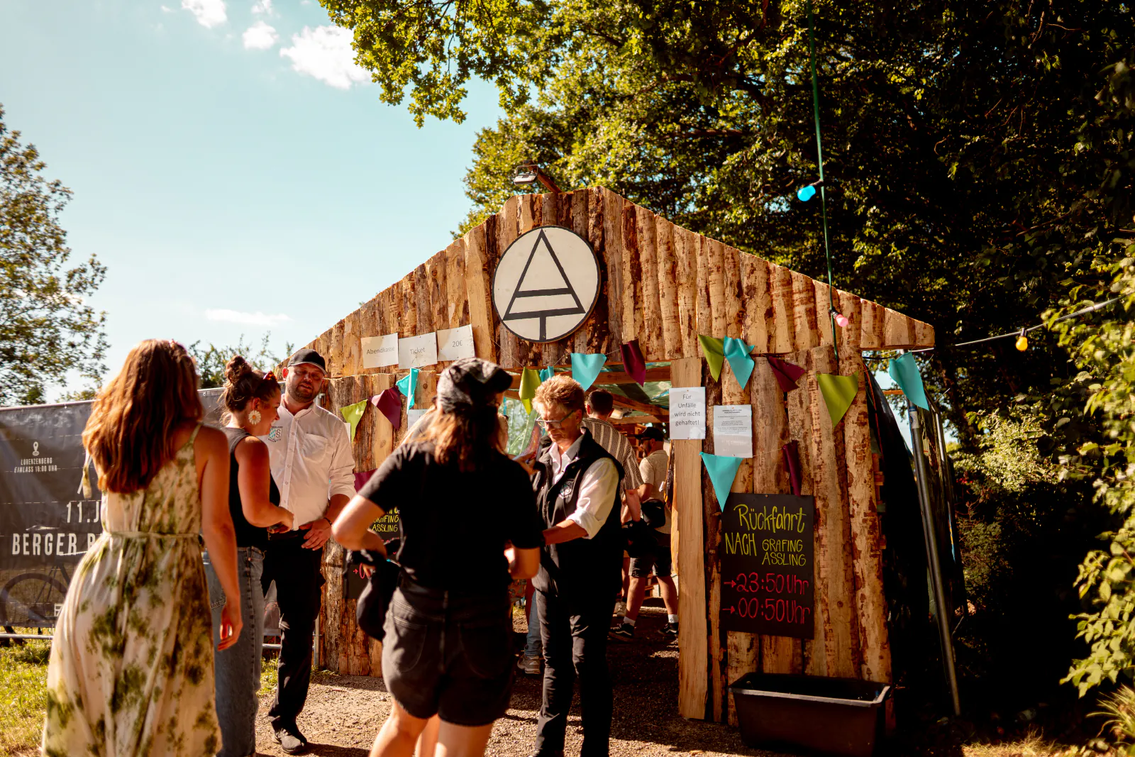 Eingang des Zauberwald Festival 2026 mit Holzhütte und Festivalsymbol