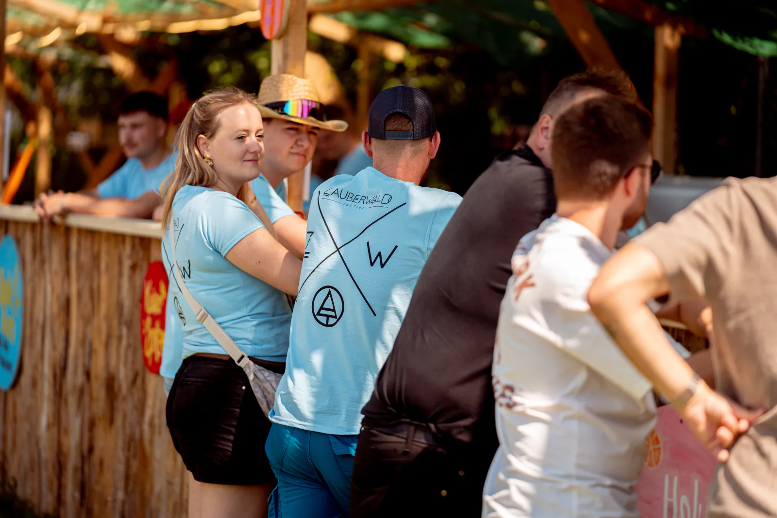 Gäste feiern an der selbstgebauten Holzbar