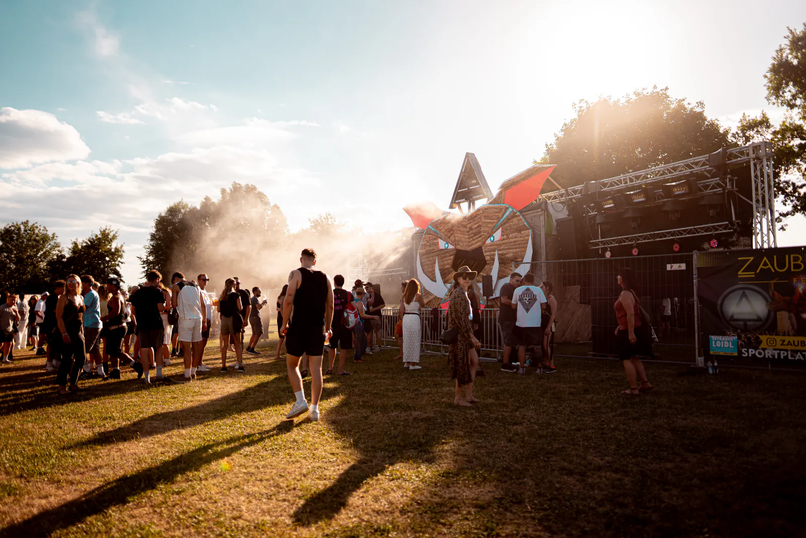 Festivalgelände in Hohenthann im Gegenlicht am Nachmittag
