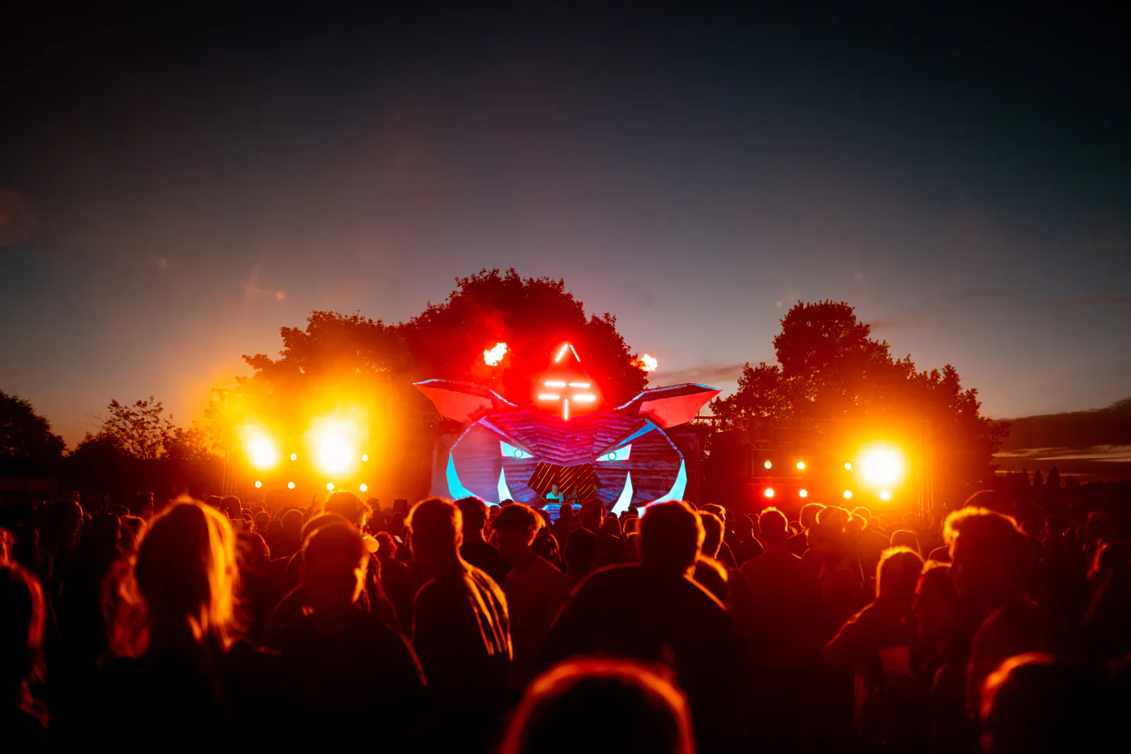 Hauptbühne des Zauberwald Festival 2026 bei Nacht mit Lichtshow